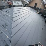 屋根カバー工法、施工進行中 の施工写真