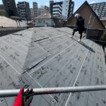 屋根カバー工法、施工進行中 の施工写真