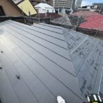 屋根カバー工法、施工進行中 の施工写真