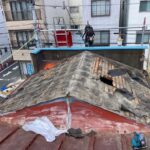 屋根の上でせっせとカバー工法中 の施工写真