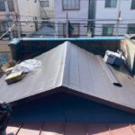 屋根の上でせっせとカバー工法中 の施工写真