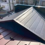 屋根の上でせっせとカバー工法中 の施工写真